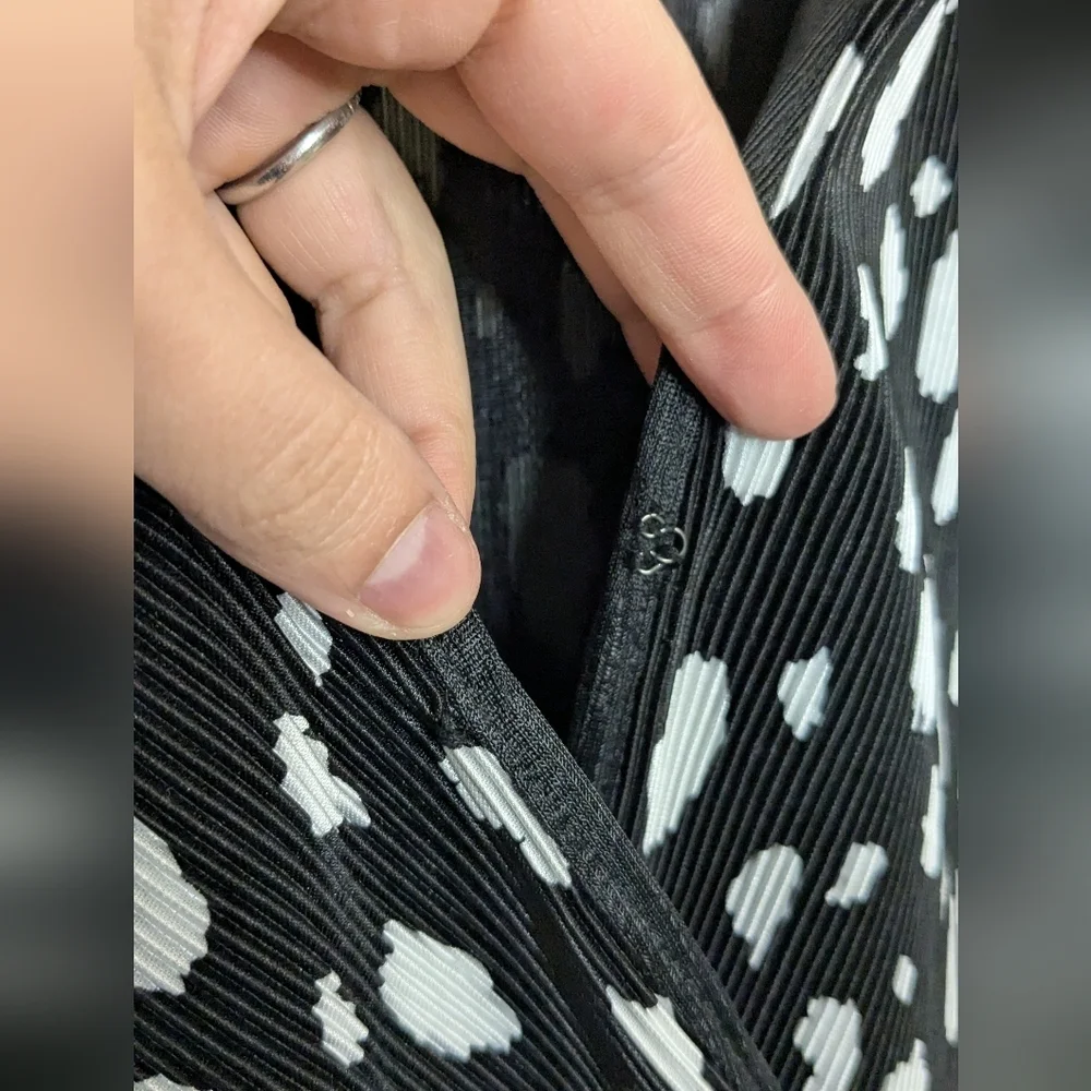 ASTR The Label Pleated Surplice Wrap top long sleeve black white - Size M - Picture 5 of 8